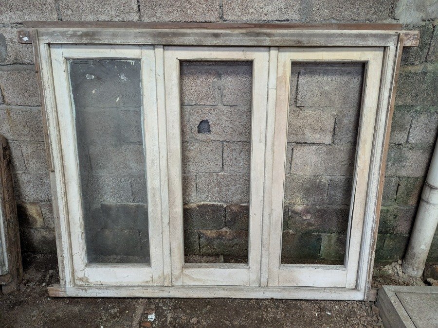 Ventana con tres hojas batientes en cedro, falleba y marco - imagen 5