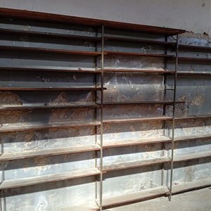 Lote siguiente: Estantería Metálica con Estantes de Madera - 2m Alto x 3.10m Largo
