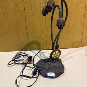 Lámpara de Mesa con 3 Brazos Tipo Flor y Logo Rotary - imagen 2