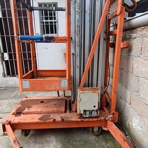 Elevador vertical de personal (Unipersonal) Eléctrico: Plataforma elevadora con canasto de seguridad y panel de control superior. Estructura compacta sobre ruedas, ideal para espacios reducidos en interiores o suelos nivelados - Sin Probar - imagen 7