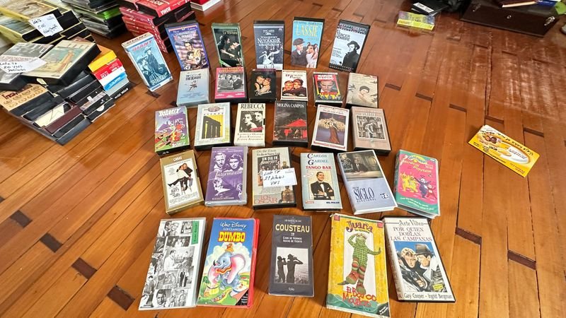 Lote siguiente: Colección de VHS, libros y revistas en buen estado