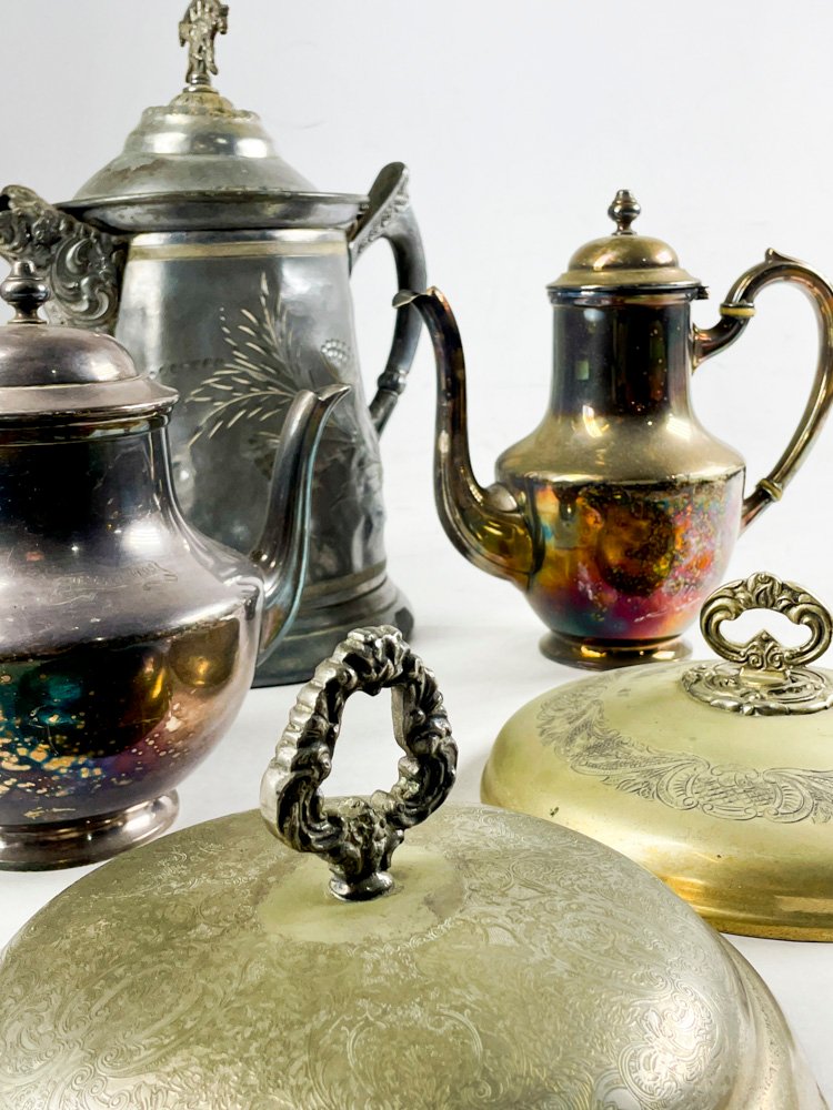 Piezas de metal en chocolate, teteras y tazas antiguas - imagen 3