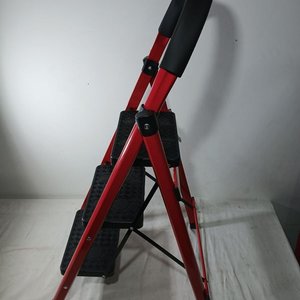 Escalera Plegable de 3 Escalones Roja con Agarre Negro - imagen 2