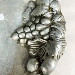 Fuente Ovalada de Peltre con Diseño de Uvas - imagen 2
