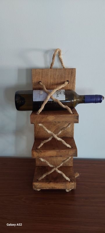 Lote siguiente: Estantería para vinos artesanales en madera de árbol