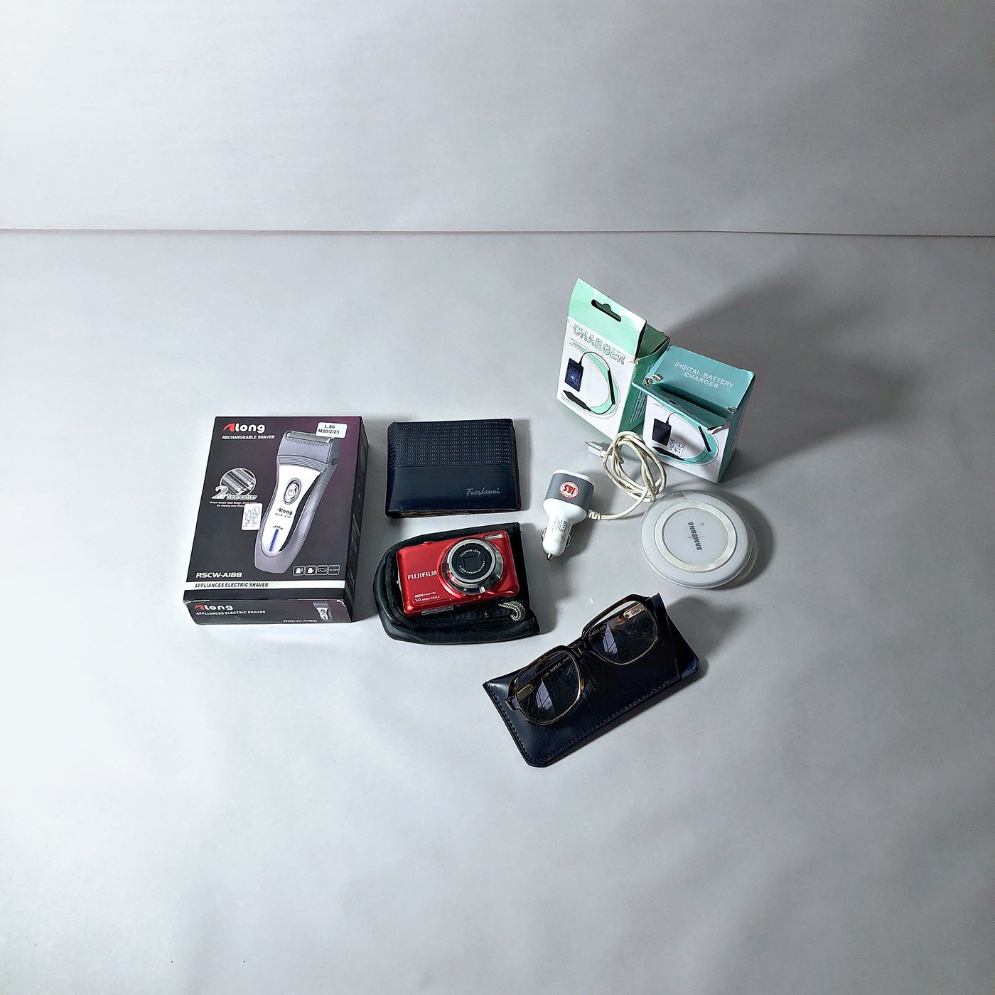 Lote: Afeitadora Eléctrica, Cámara Fujifilm, Cargadores, Billetera y Lentes con Aumento