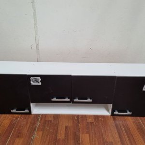 Rack o Mesa de TV moderna en blanco y negro con puertas y estante - imagen 2