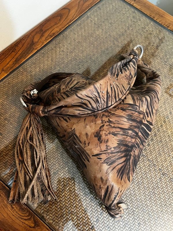 Cartera Blaque Argentino Cuero Marrón con Flecos y Pompón - imagen 1