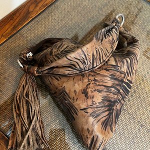 Cartera Blaque Argentino Cuero Marrón con Flecos y Pompón - imagen 1