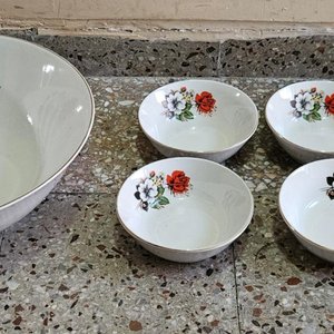 Lote siguiente: Juego de Loza Uruguaya: Bowl Grande y 6 Compoteras con Flores
