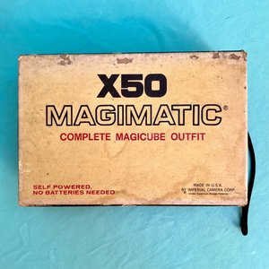 Antigua cámara de fotos americana con muy poco uso o sin uso en su caja original . X50 Magimatic. Complete Magicube outfit. Made in usa by Imperial Camera Corp. under eastman Kodak Corp.  10 cm x  cm. - imagen 5