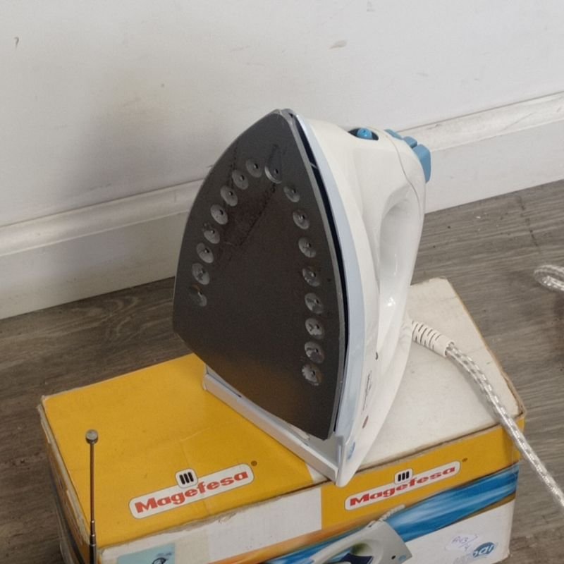Dos piezas de electrodomésticos: Plancha y Radio - imagen 3