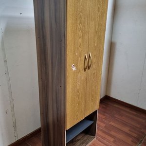 Mueble de Madera con Puertas y Estantes Inferiores - imagen 3