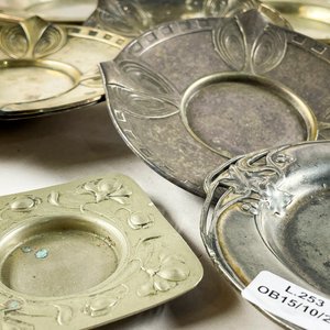 Lote de 11 Platillos Metálicos Decorativos Estilo Art Nouveau - imagen 3