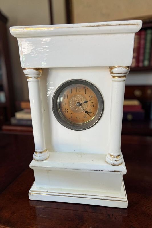 Reloj de Sobremesa Arquitectónico en Loza Blanca Esmaltada con Detalles Dorados - imagen 1