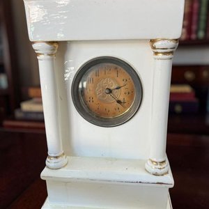 Reloj de Sobremesa Arquitectónico en Loza Blanca Esmaltada con Detalles Dorados - imagen 1