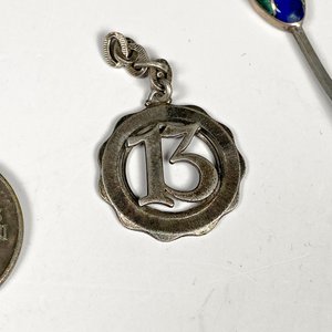 Lote de 4 piezas de plata: medalla, llavero, colgante y cucharita - imagen 5