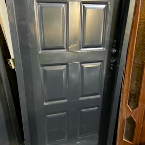Puerta de Chapa Negra para Exterior con Detalles de Uso - imagen 4