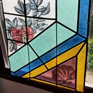 Dos Vitrales Antiguos con Rosas y Detalles Dorados - imagen 4