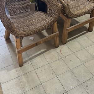 Lote siguiente: Par de Sillones de Mimbre Estilo Rústico