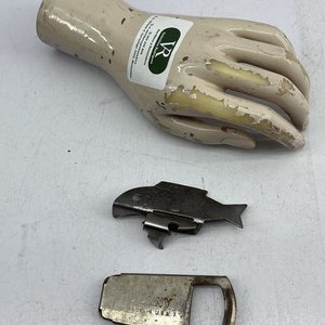 Lote anterior: Abrelatas y Destapador Metálico con Forma de Pez y Modelo "Donny"