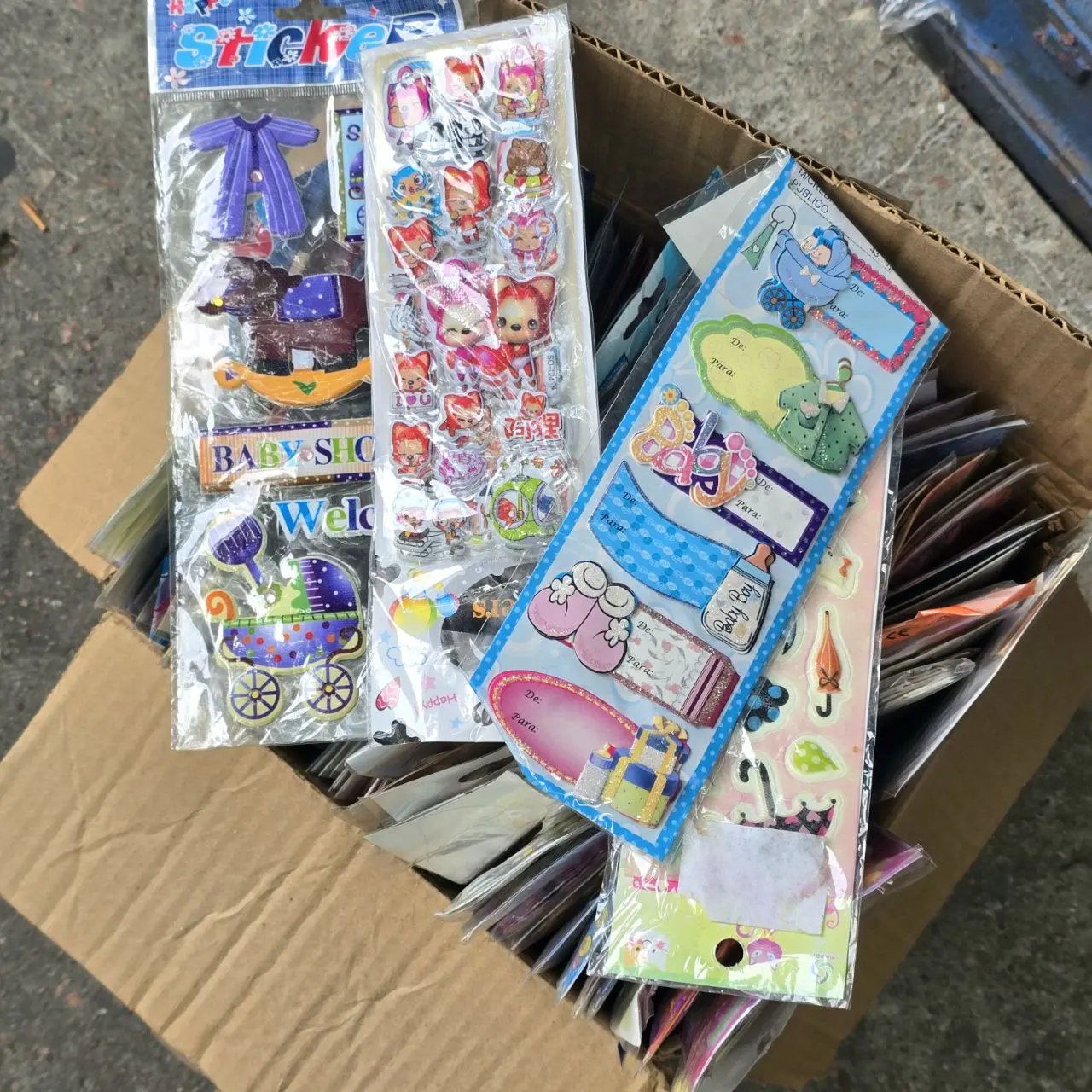 Caja con cientos de blister con stickers - imagen 2
