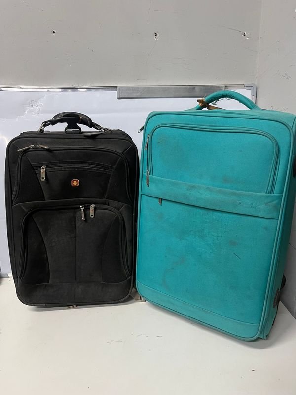 Set de 2 Valijas de Viaje: Negra y Turquesa