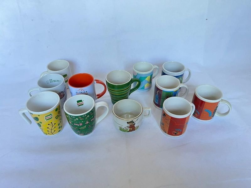 Lote siguiente: Colección de Tazas y Vasos Coloridos