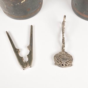 Lote de 5 piezas: 2 champaneras Moët & Chandon, destapador, pinza y llave antigua - imagen 3