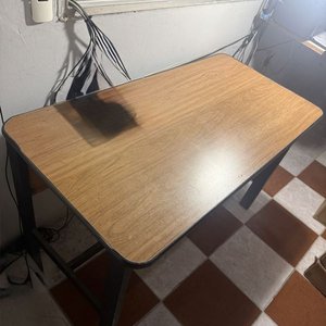 Escritorio Rectangular Tapa Madera Clara y Patas Negras - imagen 4