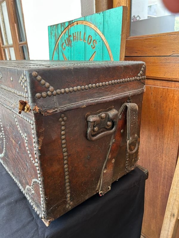 Antiguo baúl de cuero en excelente estado - imagen 4