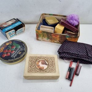 Lote de Accesorios y Adornos: Lata "Wonderful Copenhagen", Caja "Vanderbilt" y Neceser con Cosméticos - imagen 2