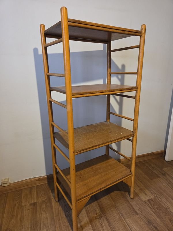 Lote siguiente: Estantería en madera de excelente calidad
