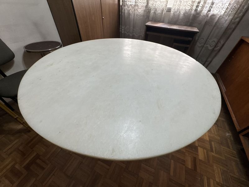 Mesa de comedor de la década de los 60 con base de metal y tapa de mármol - imagen 7
