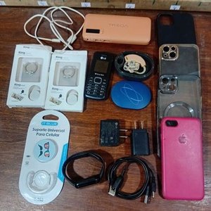 Lote de Accesorios para Celulares: Audífonos, Fundas, Soportes y Cargadores - imagen 2
