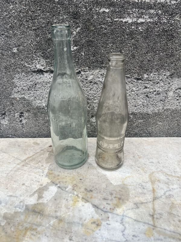 Dos botellas de Salus y Matutina, antigüedades en vidrio - imagen 1