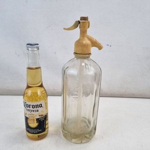 Antiguo Sifón de Soda de Cristal con Cabeza de Cerámica Beige - imagen 2