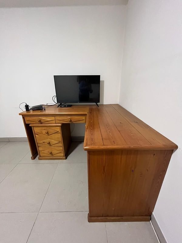 Escritorio Esquinero de Madera con Cajonera