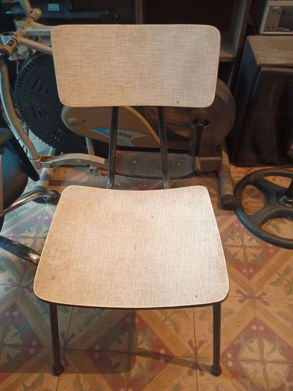 Lote anterior: Silla de Madera con Asiento Blanco
