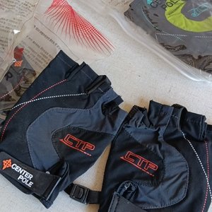 Lote siguiente: 7 Pares de Guantes Deportivos Cortos Antideslizantes GTP Center Pole Nuevos