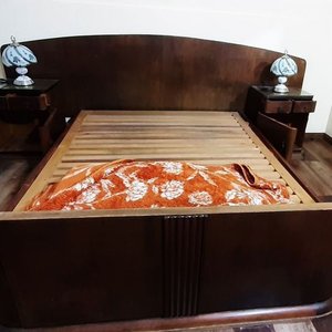 Juego de Dormitorio Estilo Clásico: Cama 2 Plazas, Mesas de Luz y Tocador con Espejo - imagen 3