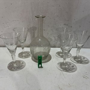 Lote siguiente: Botellón de Vidrio con Grabados y 5 Copas de Cristal Tallado