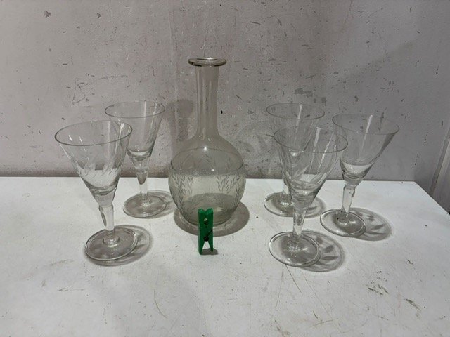 Botellón de Vidrio con Grabados y 5 Copas de Cristal Tallado