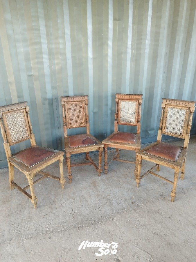 Juego de 4 Sillas Estilo Colonial con Detalles a Restaurar