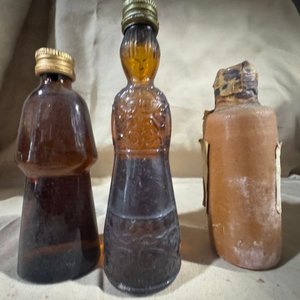 Lote de Botellas Antiguas Selladas con Licores Originales Varios - imagen 2