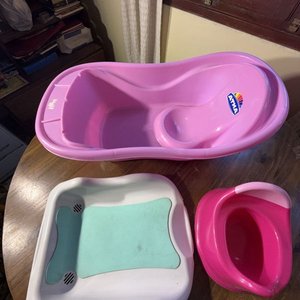 Set de Baño Infantil: Tina Rosada, Soporte Antideslizante y Reductor Fucsia - imagen 2
