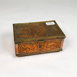 Caja Alhajera Antigua de Bronce Labrado con Escenas y Figuras - imagen 2