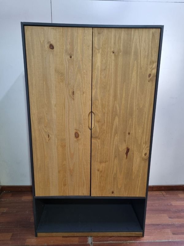 Lote siguiente: Placard de 2 Puertas con Espacio para Perchas