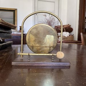 Gong Chino Decorativo en Bronce o Latón con Soporte de Madera y Mazo - imagen 6