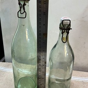 Par de Botellas Antiguas de Vidrio Verdoso con Cierre Cerámico - imagen 7